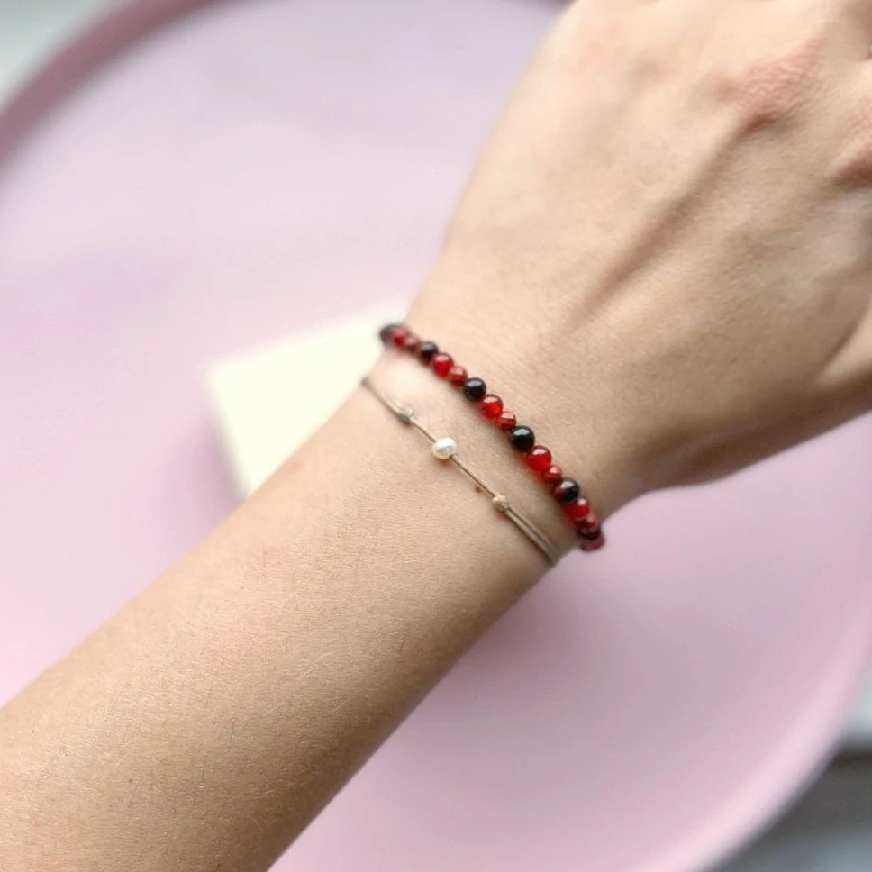 Minerální náramek červený 